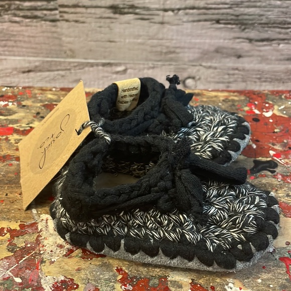Josiah and Co. Black and White Knit Baby Booties Size 0-6M - Picture 4 of 14